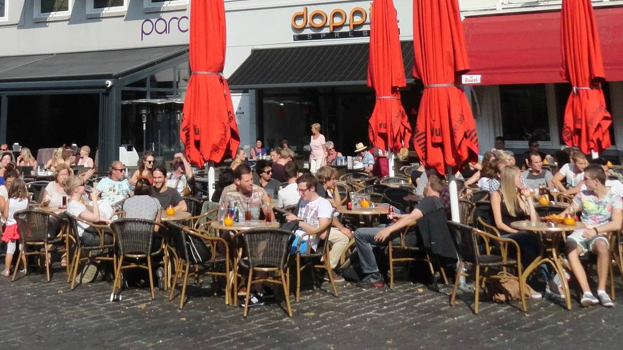 Zonnige terrasjes vrijdag in Breda (foto: Henk Voermans)