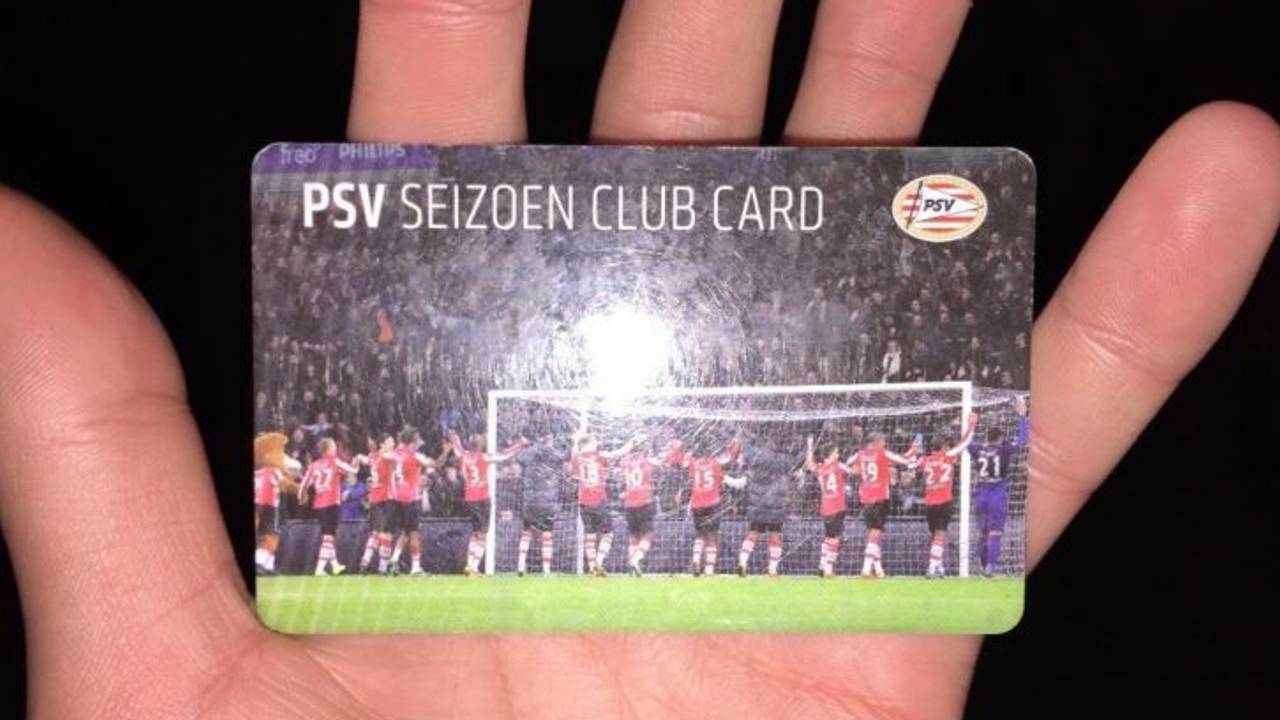 Iemand biedt zijn seizoenkaart aan op Marktplaats