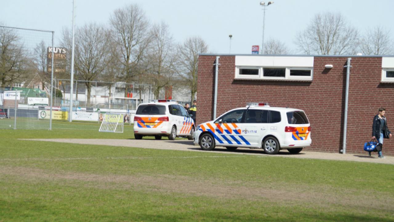 De poliite kwam vanwege de vechtpartij naar het sportpark. (Foto: Anja van Beek/FPMB)