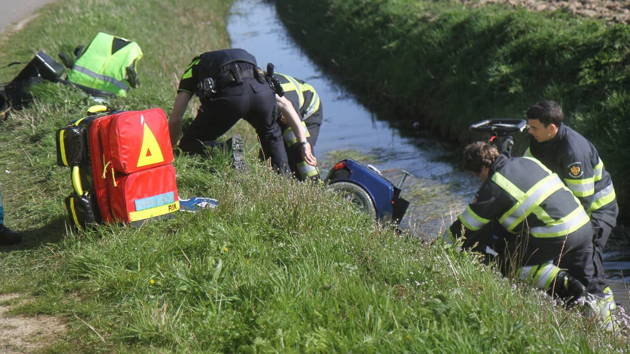 Man belandt in sloot bij zoektocht naar wandelstok (Foto: Marco van den Broek/SQ Vision)