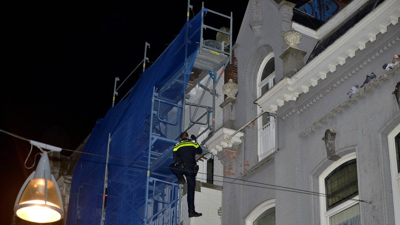 Een agent inspecteert het dak (Foto Jules Vorselaars/JV Media)