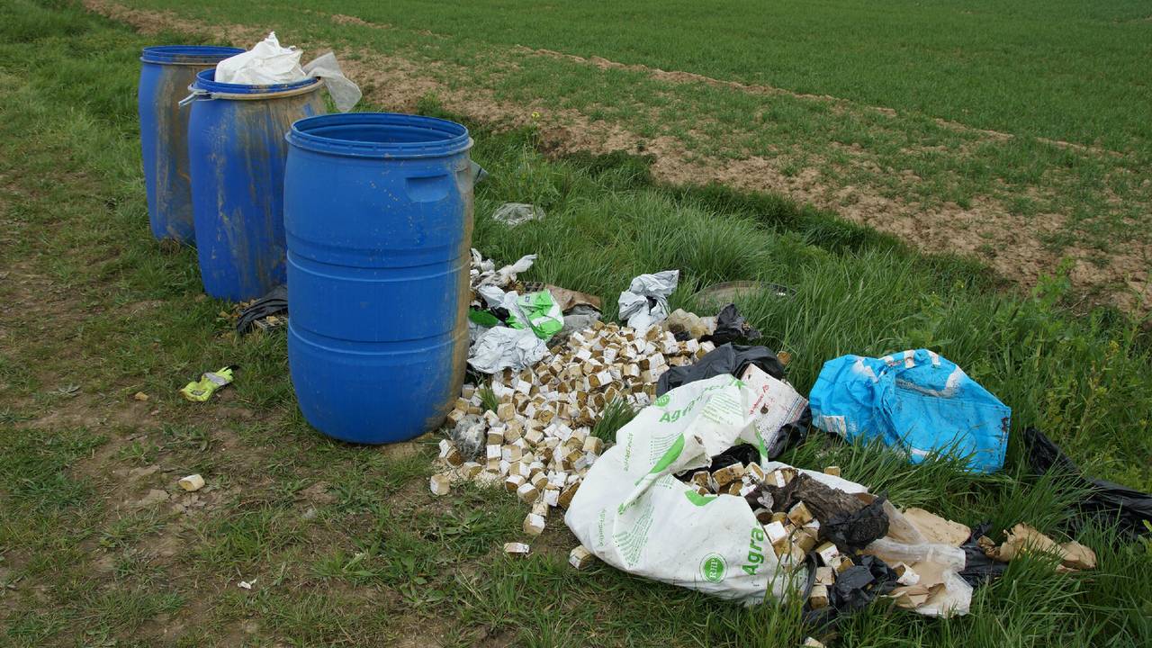 Hennepafval en vaten gedumpt. (foto: Martijn van Bijnen FPMB)