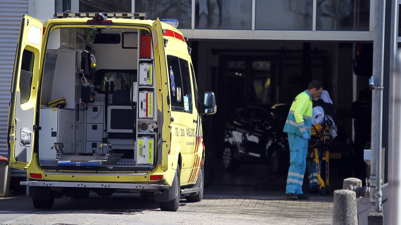 Een van de opgeroepen ambulances staat klaar voor het slachtoffer. Foto Marcel van Dorst/MaRicMedia