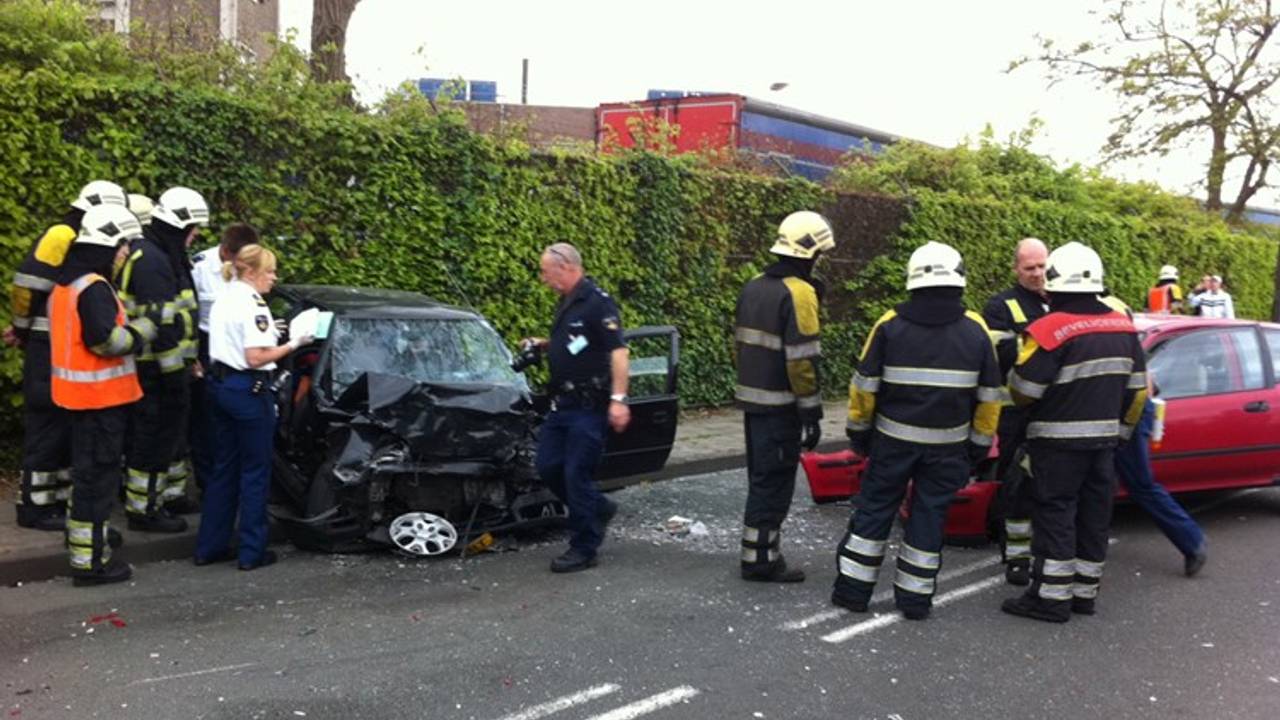 Bij het ongeval botsten twee auto's frontaal op elkaar. (Foto: Charles Mallo/SQ Vision)