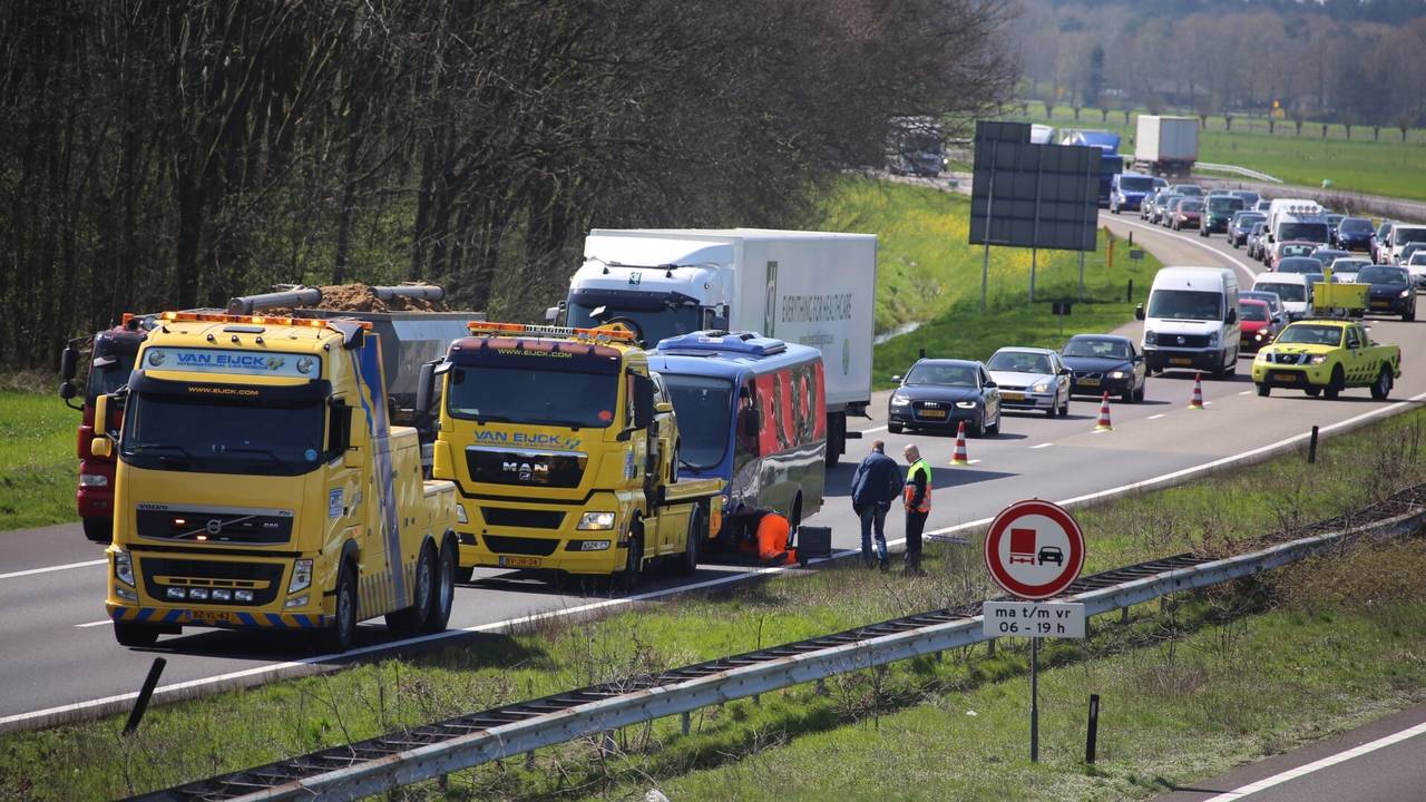 Bus houdt er mee op midden op snelweg (Foto AS Media)
