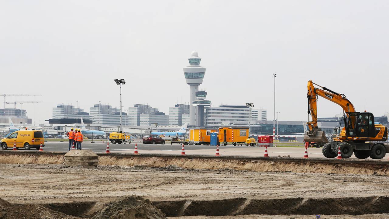 Heijmans is onder meer actief op Schiphol (foto: archief).