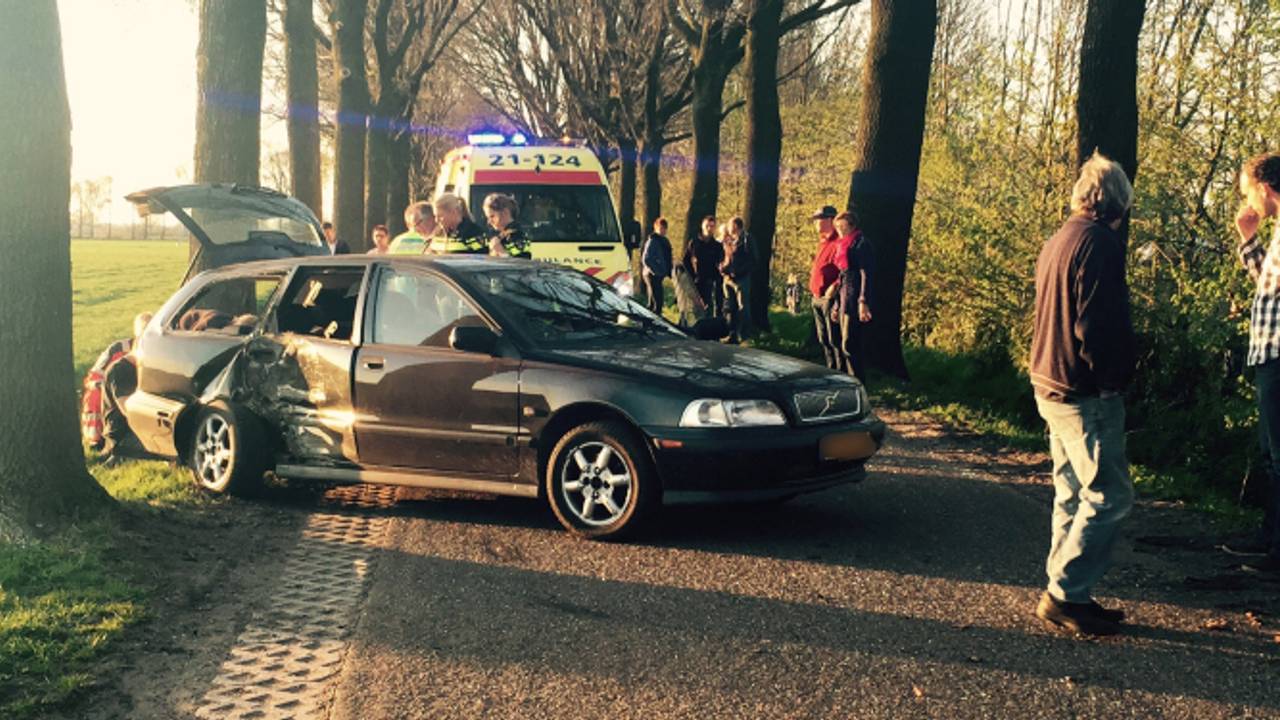 Twee gewonden bij eenzijdig ongeluk in Boekel (Foto: AS Media)