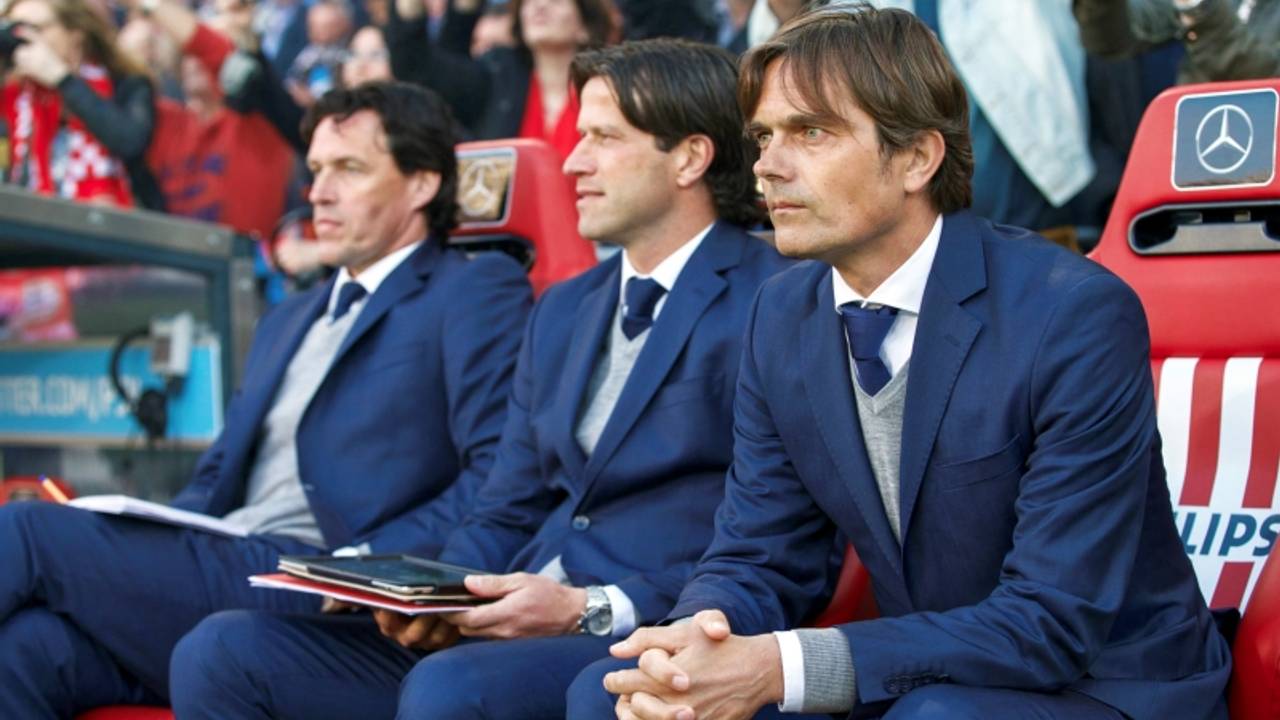 PSV-trainer Phillip Cocu reist met zijn selectie af naar Zwitserland voor een oefentoernooi