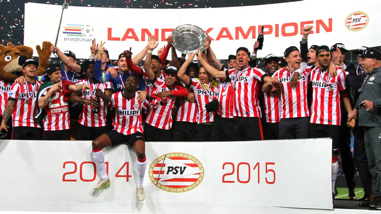 PSV landskampioen met helemaal links sterspeler Memphis Depay