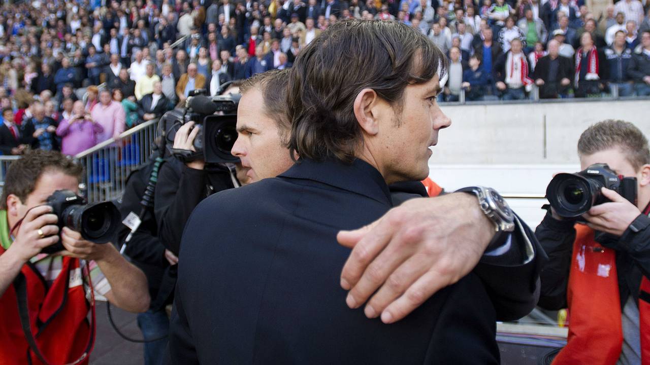 Frank de Boer feliciteert Phillip Cocu (foto: ANP)