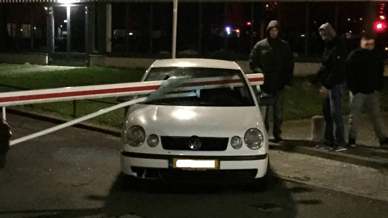 De slagboom ging door de voorruit. (foto: Corné Sep - Mainstay media Breda)