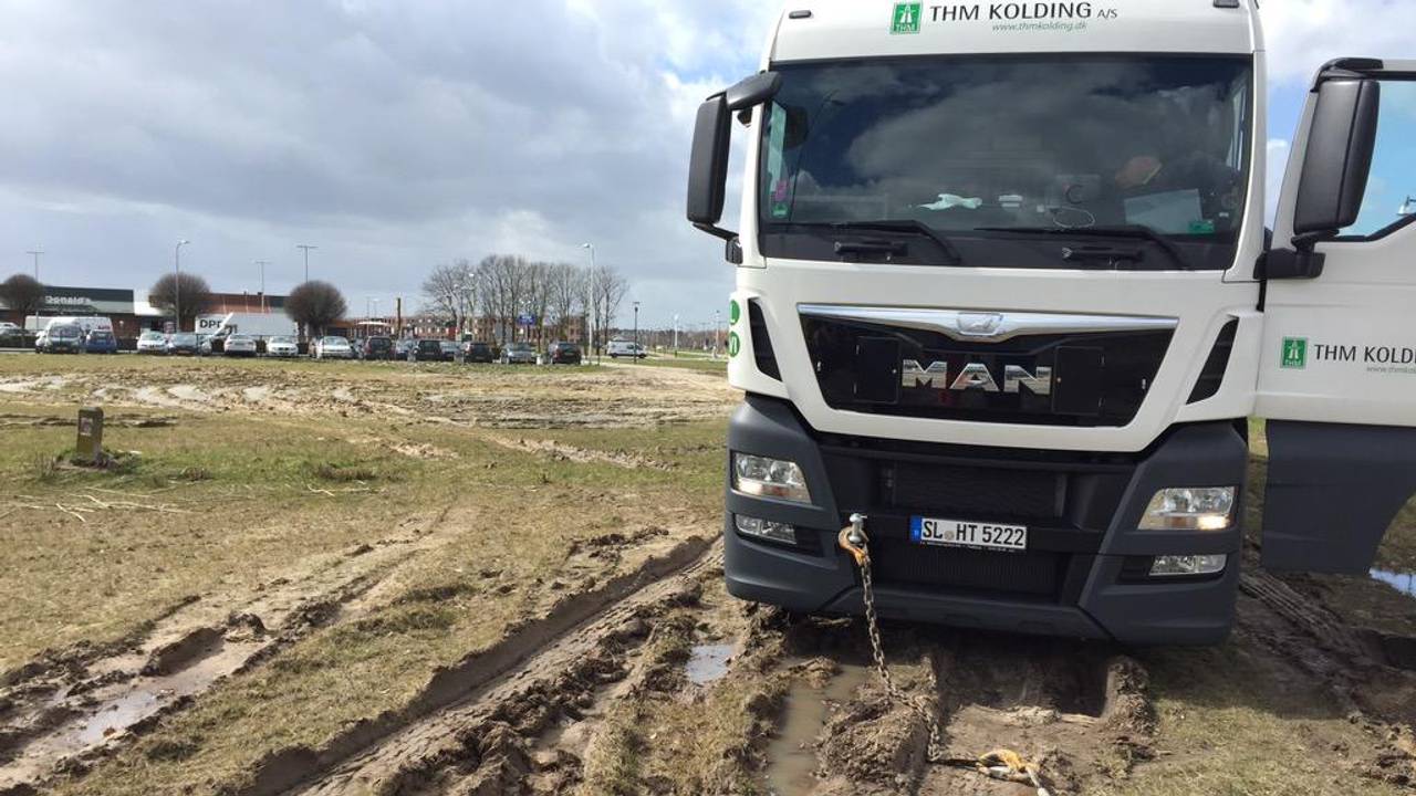 Hongerige chauffeur rijdt vrachtwagen vast bij McDonald's Eindhoven