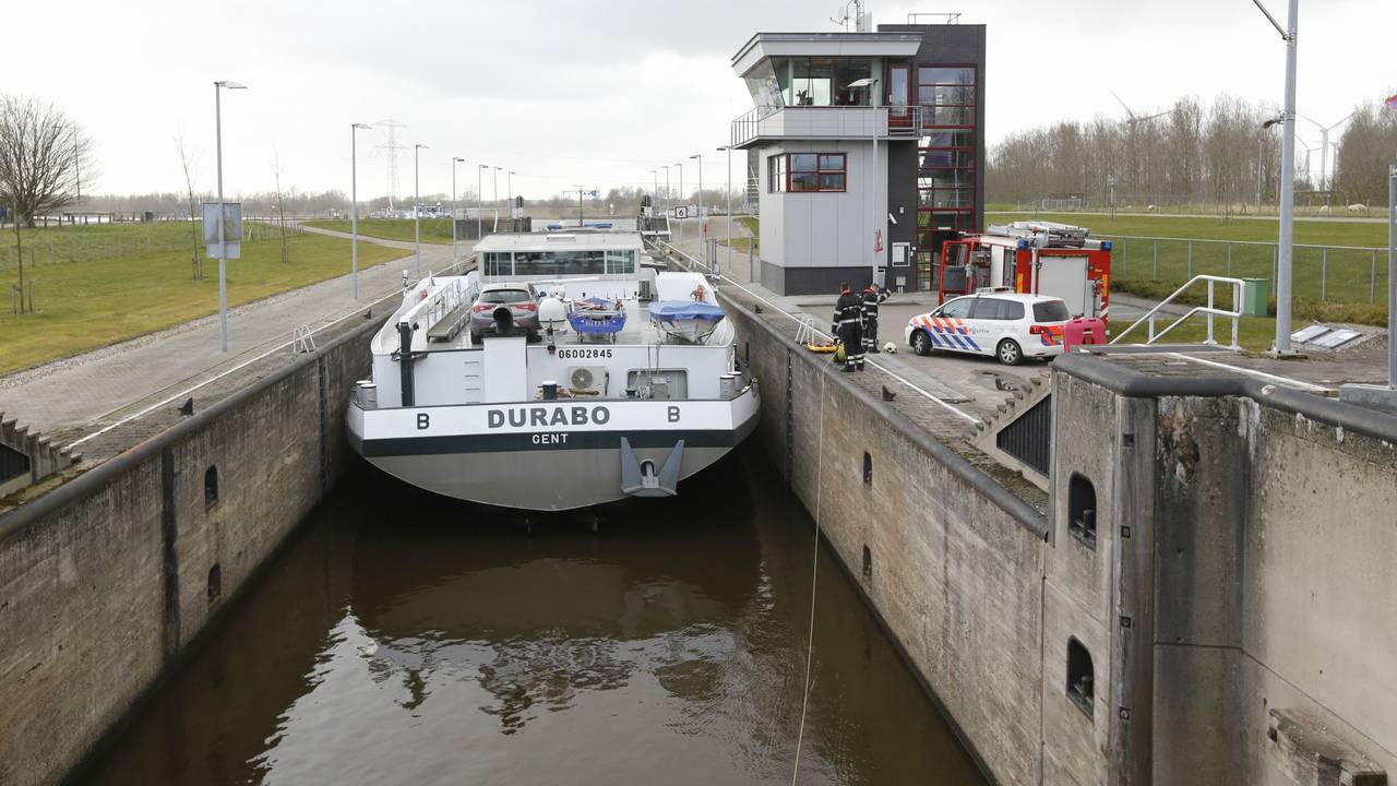 Zoektocht naar drenkeling in sluis (foto: Thymen Stolk)