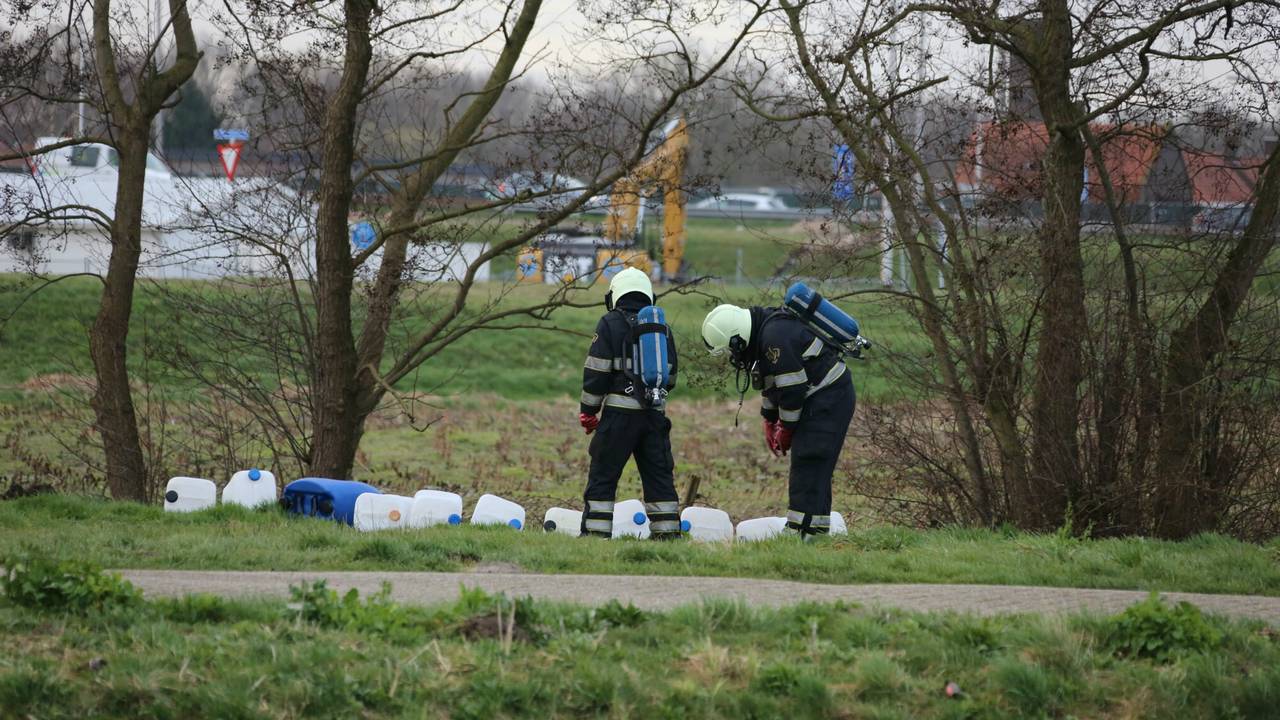Vaten gevonden in Waalwijk. (foto: FPMB Erik Haverhals)