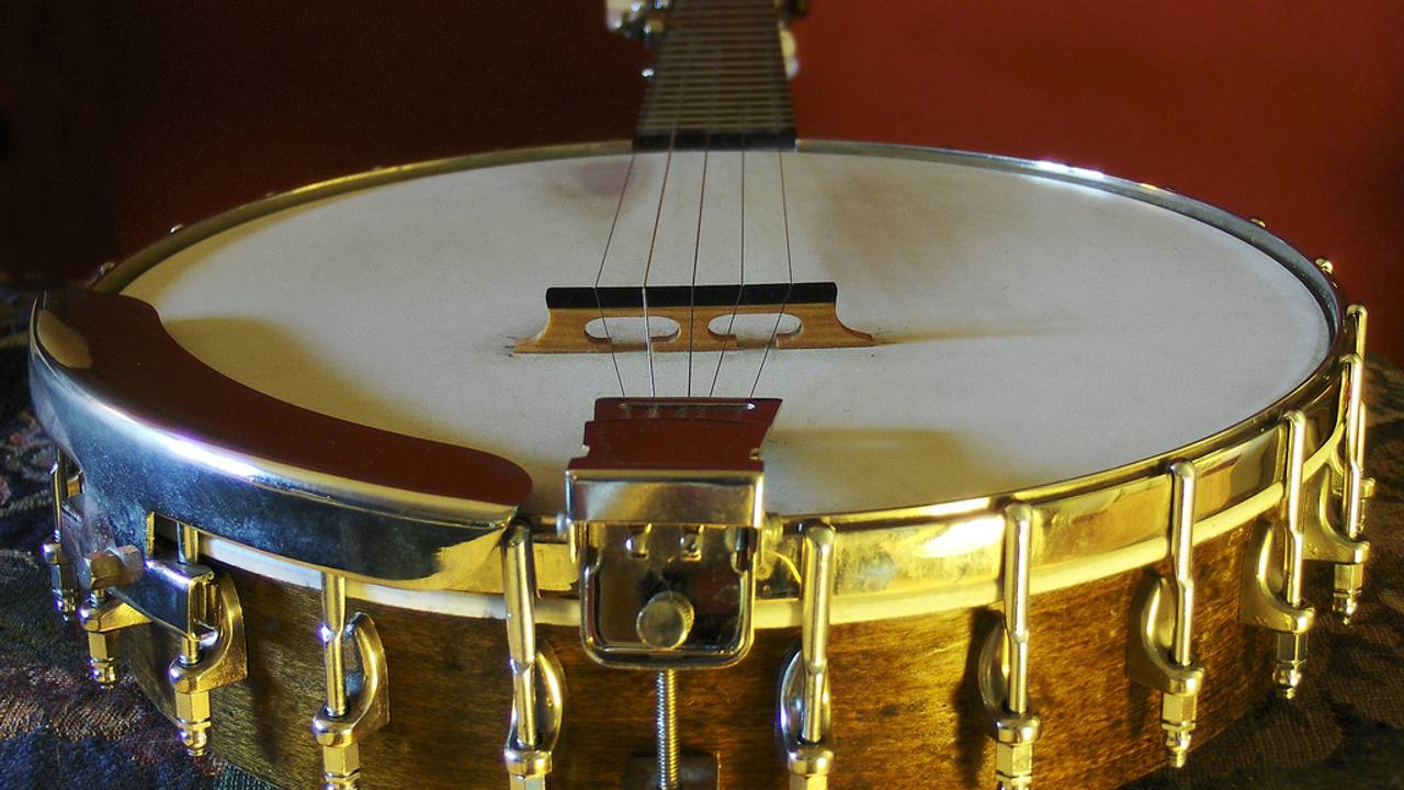 Man uit Boekel steelt banjo van straatmuzikant in Tilburg.