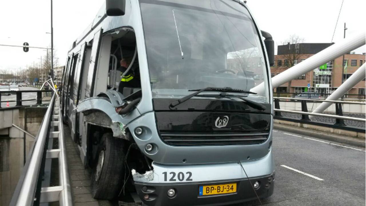 De bus is behoorlijk beschadigd (foto: Arno van der Linden/SQ Vision).