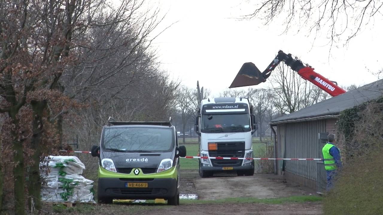 Kippen worden geruimd bij pluimveehouderij Manders in Milheeze