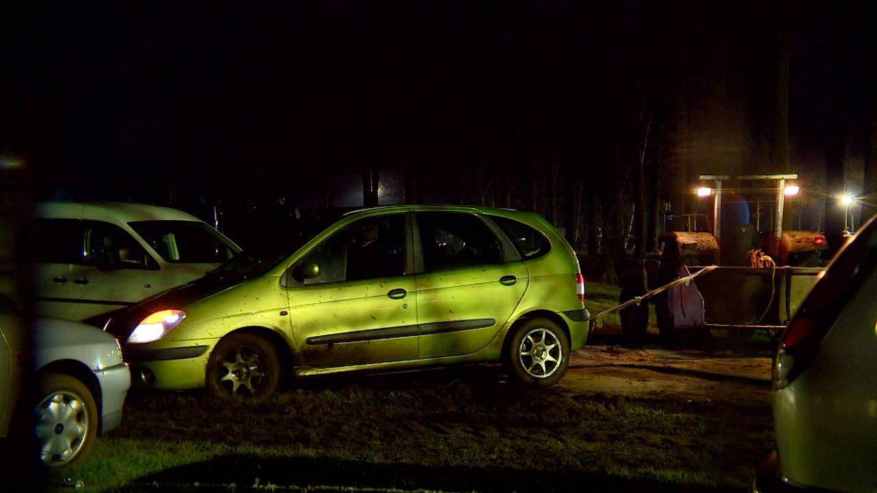 Auto weggesleept door tractor