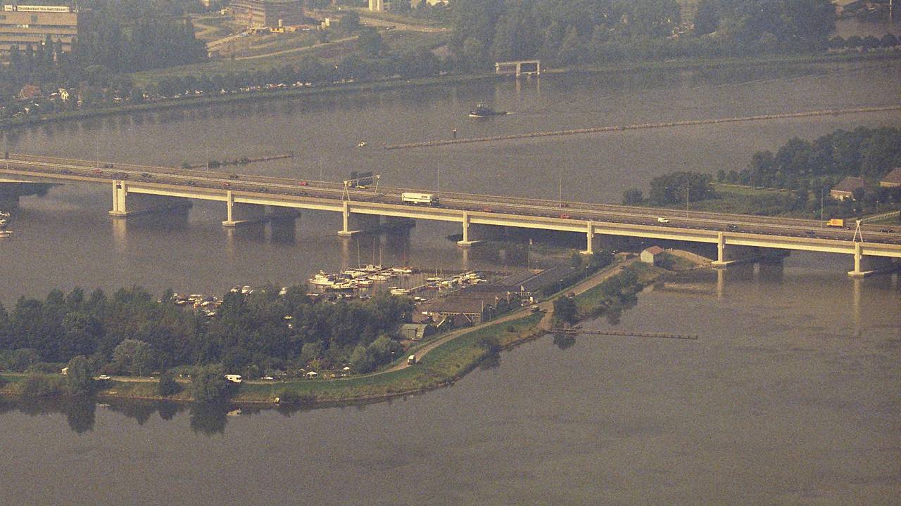 De Zeeburgerbrug in Amsterdam (foto: ANP)