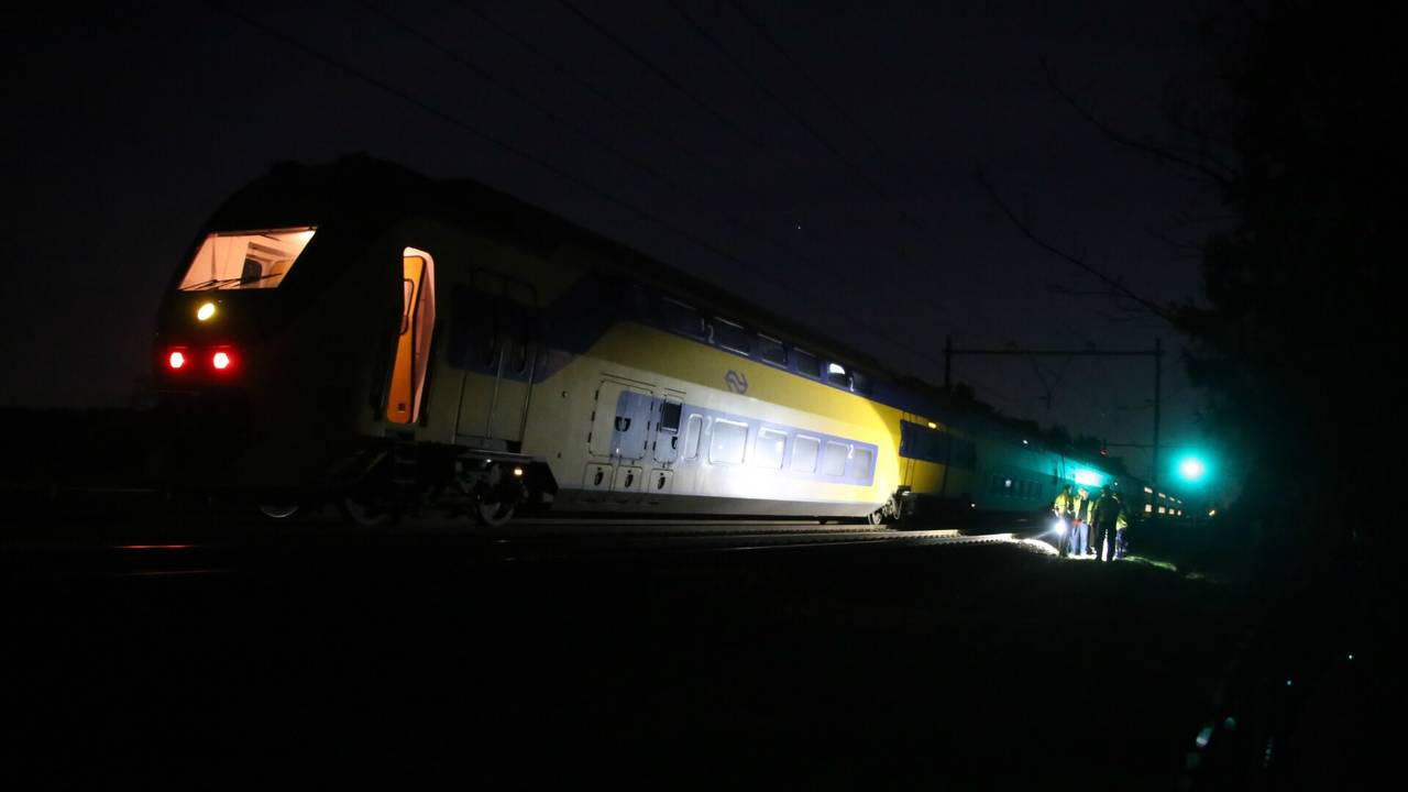 De gestrande trein ter hoogte van Nuland (Foto: AS Media)