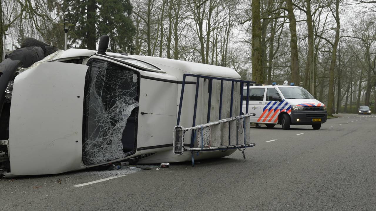 Busje gekanteld op Ulvenhoutselaan in Breda. (foto: Tom van der Put/SQ Vision)