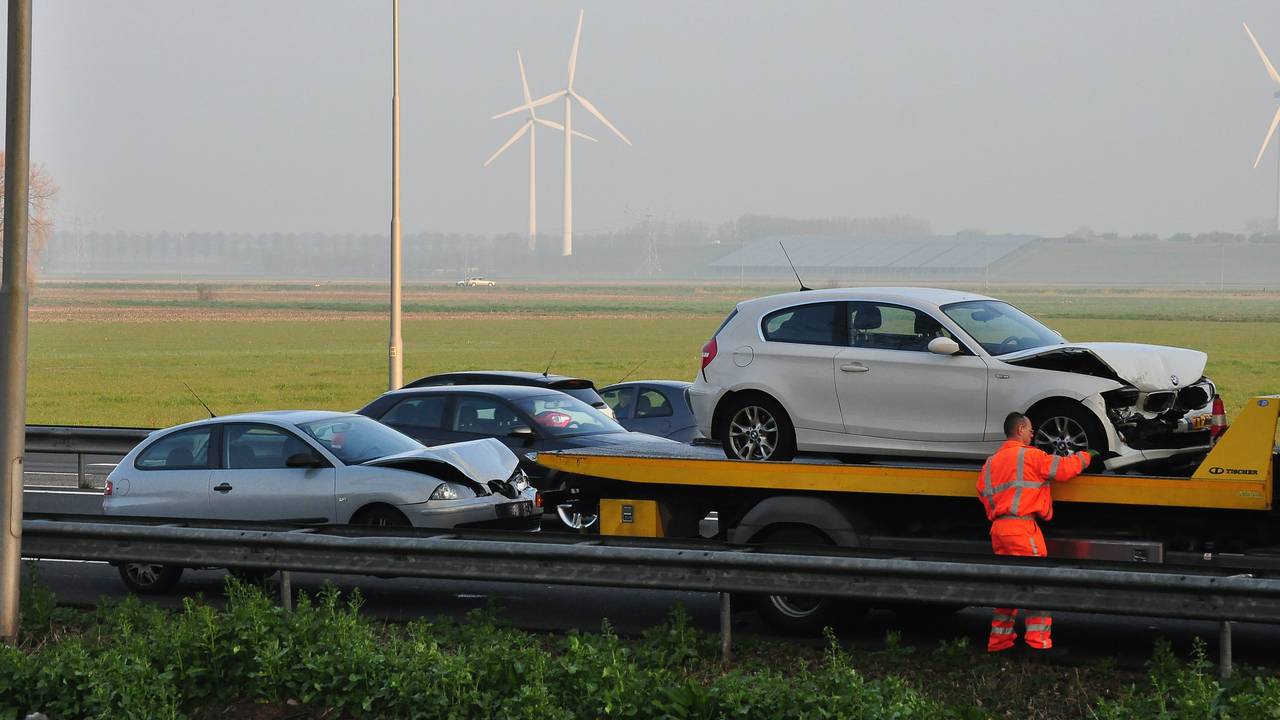 Twee auto's worden weggetakeld. Foto Marvin Doreleijers/Foto FPMB