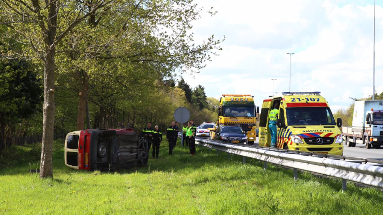 Bestelbus op zijn kant (foto: Sander van Gils / SQ Vision)
