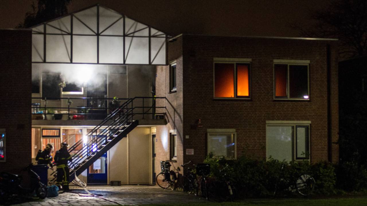 Brand in woning (foto: Alexander Vingerhoeds / Obscura-foto)