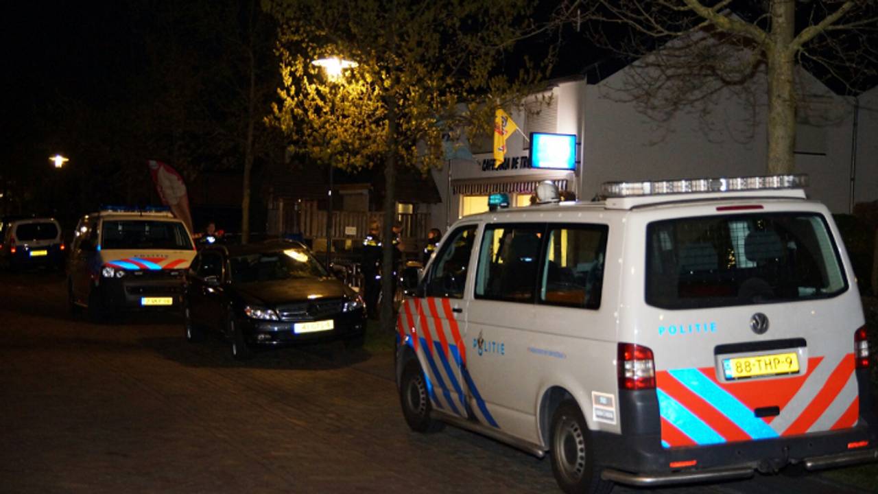 Politie ter plekke vlak na overval op cafetaria (foto: Martijn van Bijnen / FPMB)