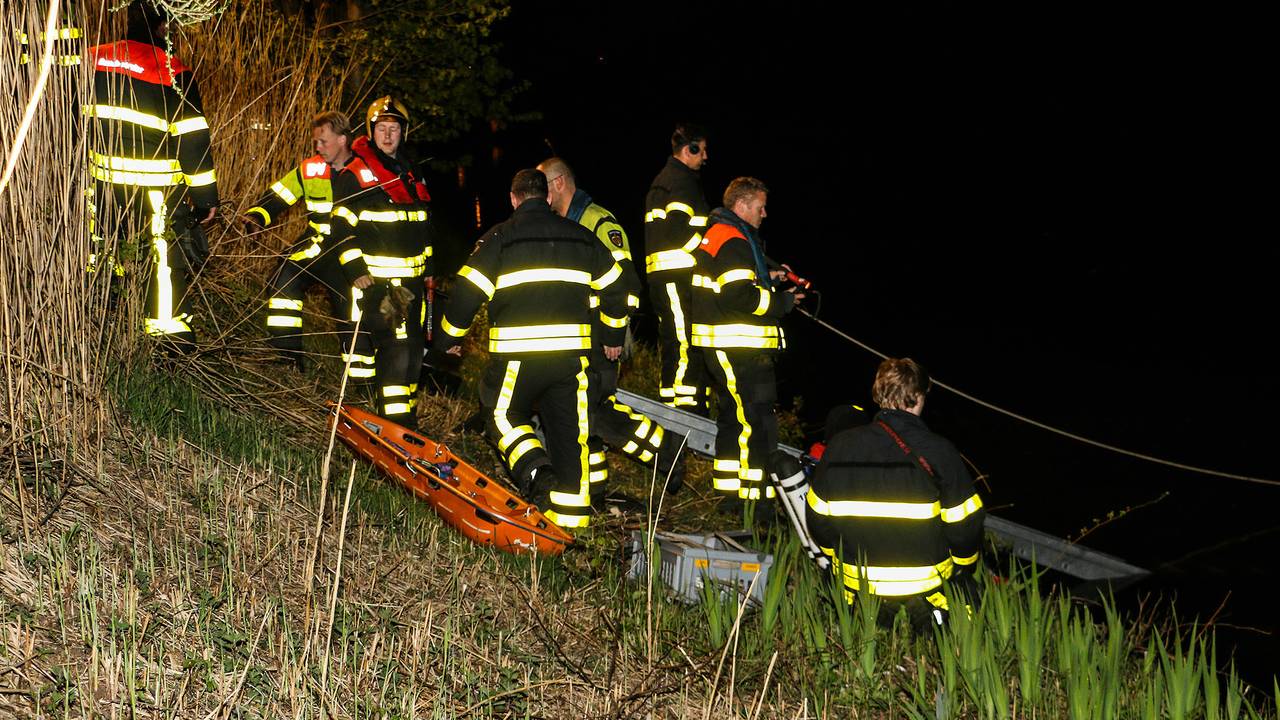 Gestolen auto in kanaal Terheijden (foto: Mathijs Bertens/Stuve Fotografie)