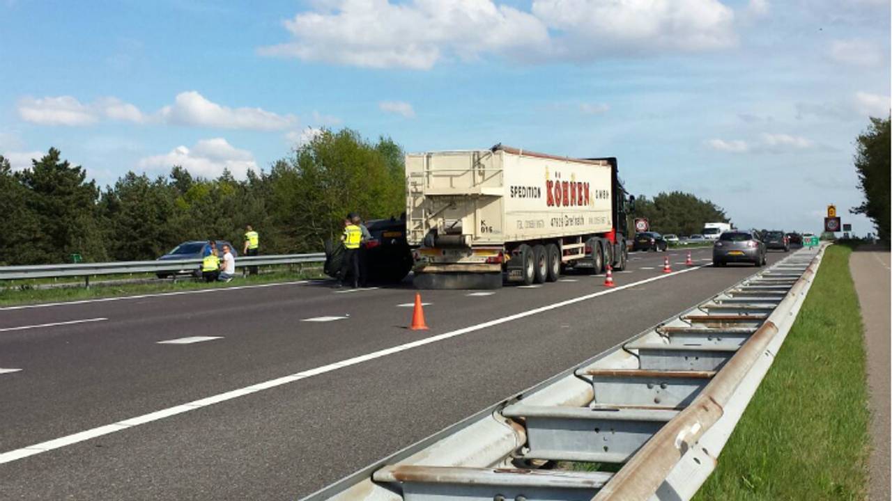 Vanwege het ongeluk met de vrachtwagen werd een rijstrook afgesloten. (Foto: SQ Vision).