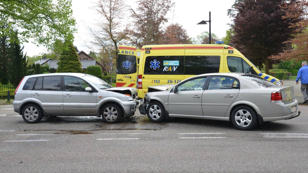 Drie gewonden bij frontale botsing (foto: Perry Roovers/SQ Vision)