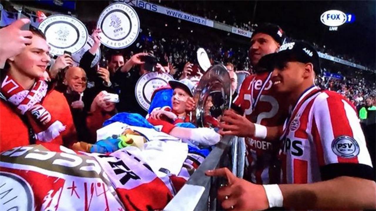 PSV-kampioenen knuffelen met Sem
