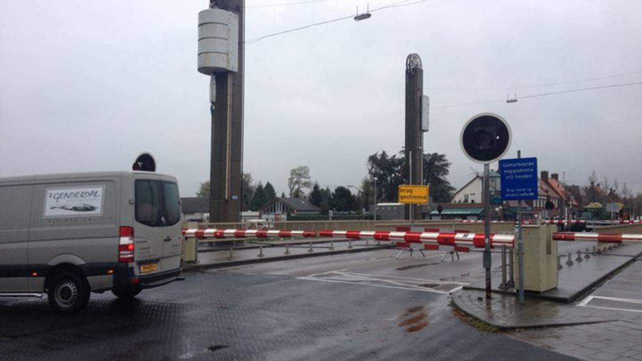 De brug in Son zorgt regelmatig voor problemen (Foto: @MichelTheeuwen/Twitter)