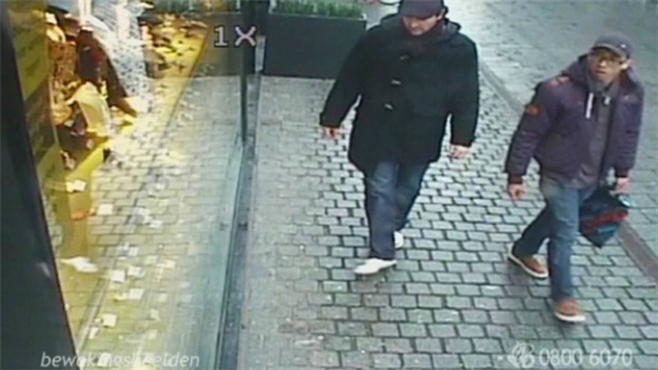 Een bewakingsbeeld waarop de daders te zien zijn.