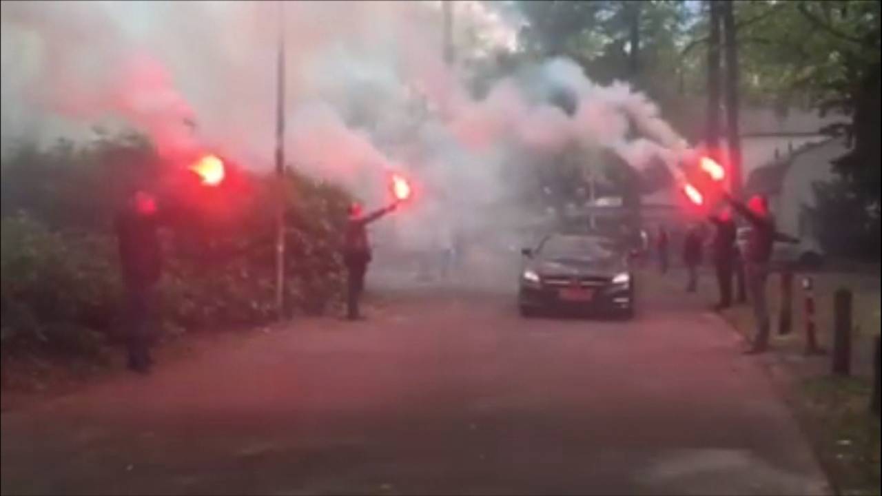 Supporters van Feyenoord bewijzen Yvonne Lodewijks laatste eer