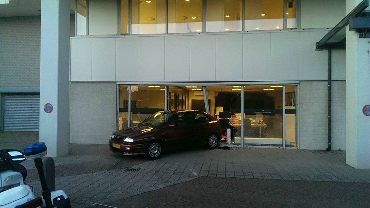 De gecrashte auto in een kantoor van het Philips Stadion (Foto: Silas van Acker / Facebook)