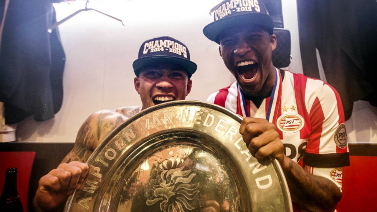 Memphis Depay en Georginio Wijnaldum vieren de titel