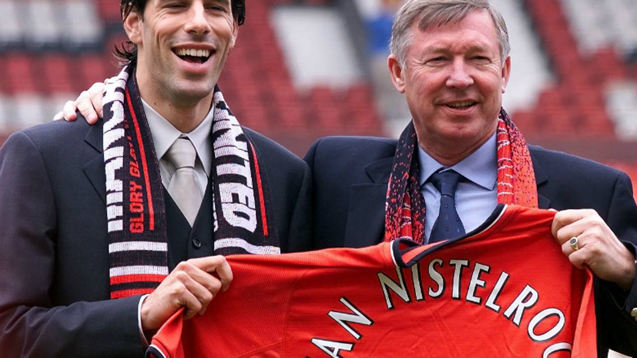 Ruud van Nistelrooy ging in 2001 voor 30 miljoen euro van PSV naar Manchester United
