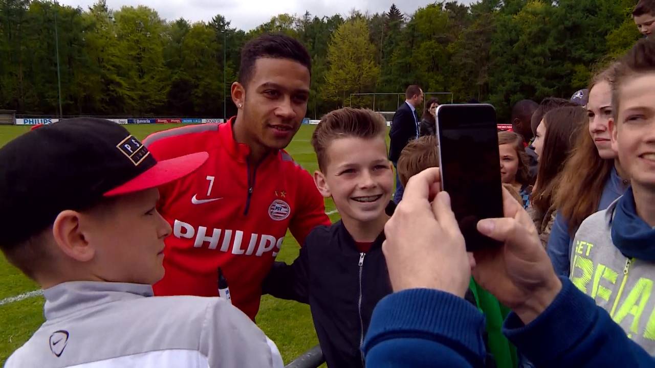 Memphis Depay gaat op de foto met een paar fans van PSV