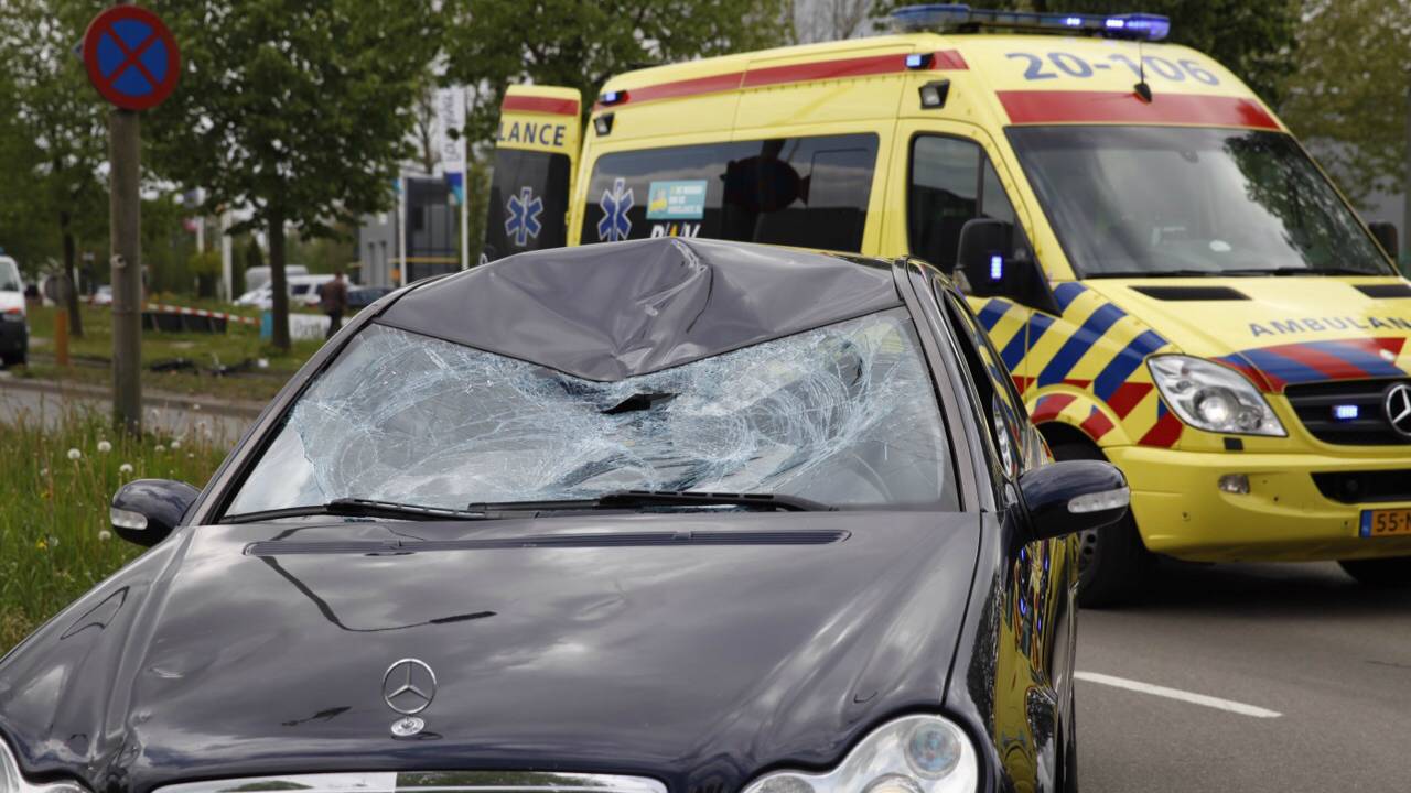 Ongeluk met fietser en auto. (foto: Christian Traets/SQ Vision)