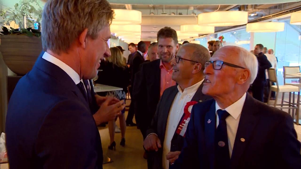 Technisch manager Marcel Brands wordt gefeliciteerd