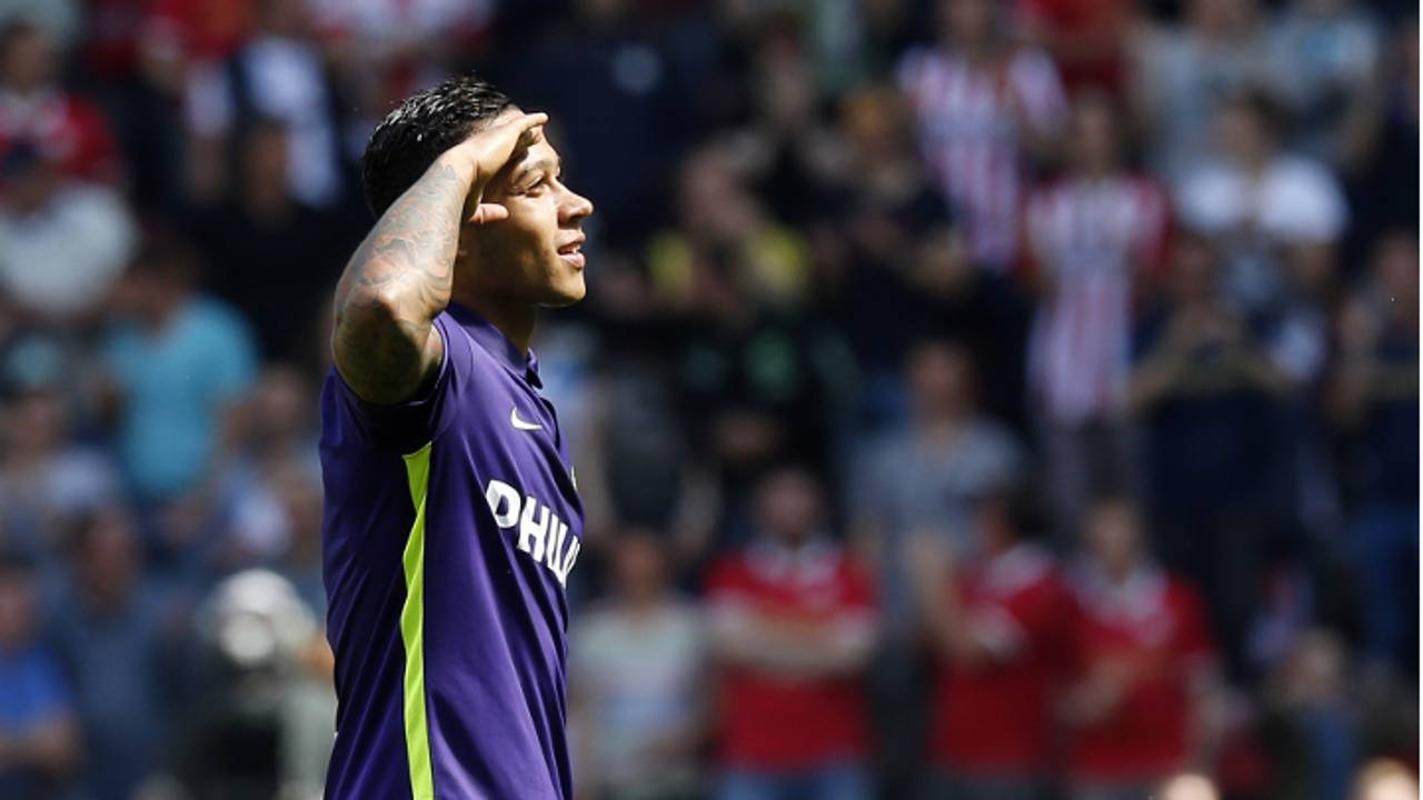 Memphis Depay groet fans na treffer (foto: VI Images)