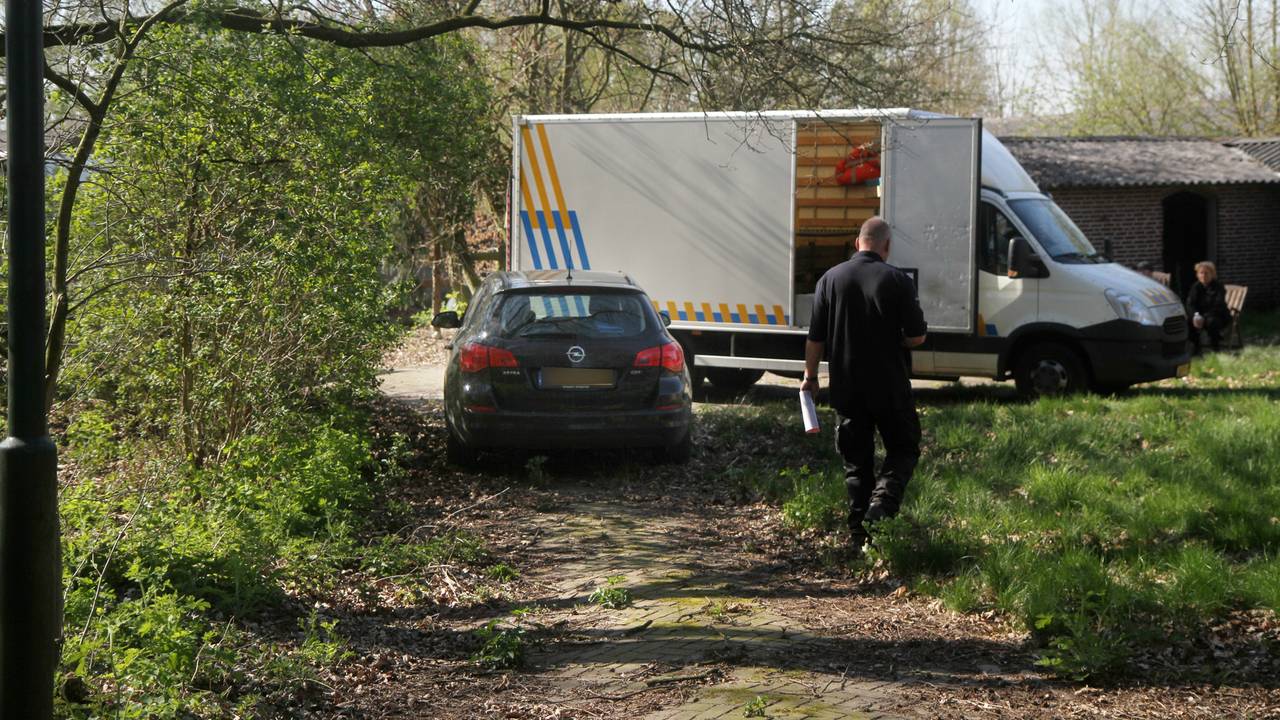 Hennepkwekerij opgerold in Uden (foto: Marco van den Broek/SQ Vision)