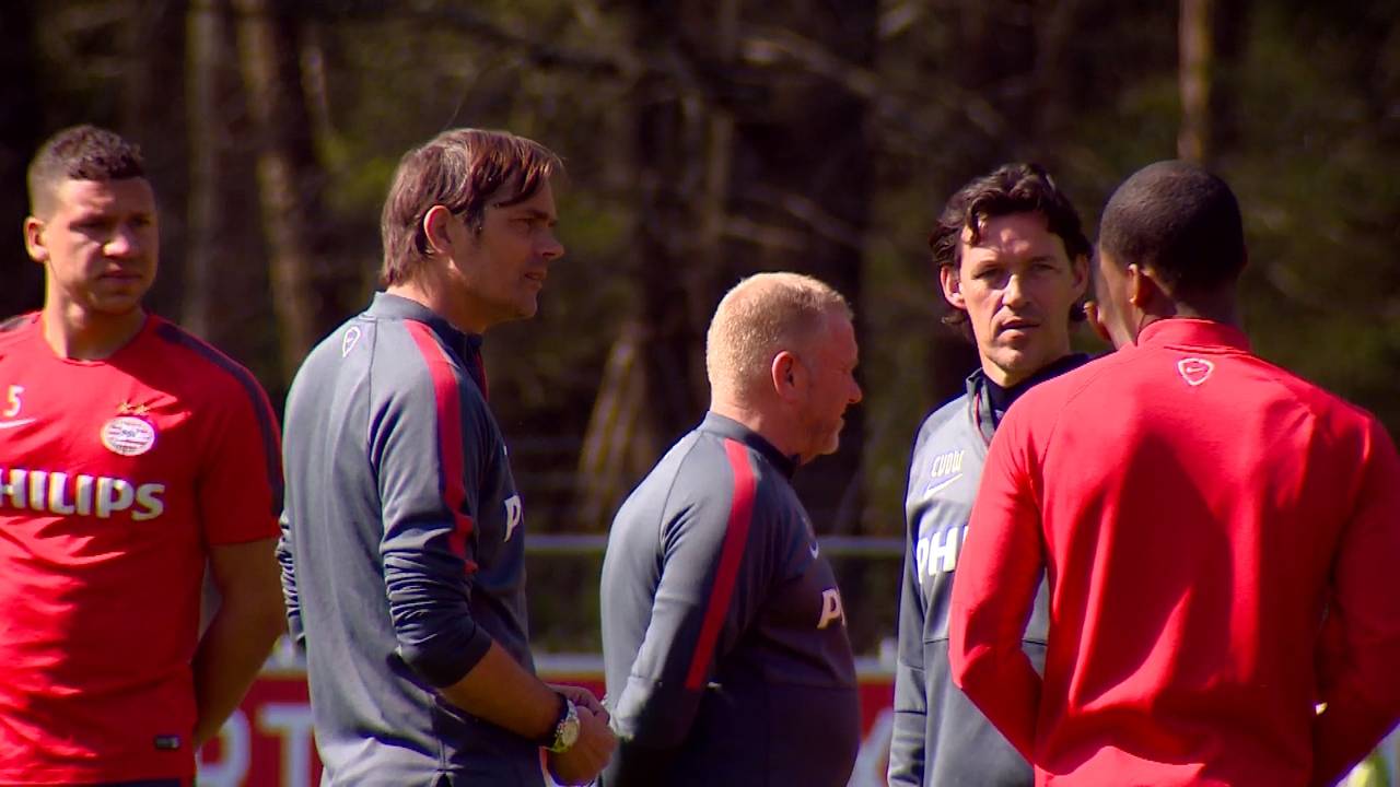PSV'ers weer op trainingsveld na kampioensfeest: 'Het was bizar, bijzonder en onvergetelijk'