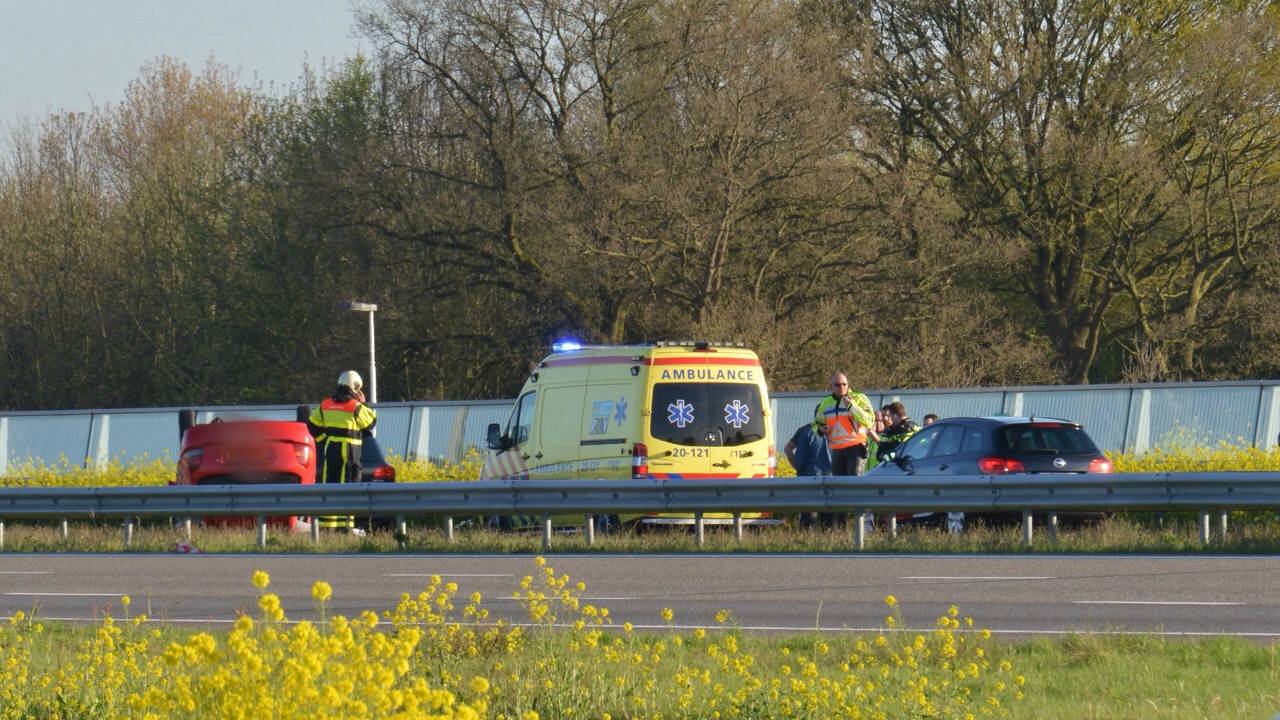 Auto over de kop op A16 bij Breda (foto: Perry Roovers/SQ Vision)