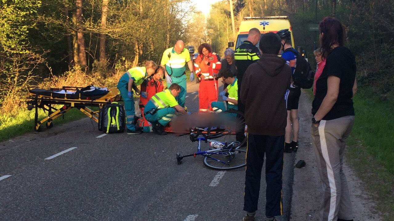 Wielrenner zwaargewond na botsing (foto: Gabor Heeres/SQ Vision)