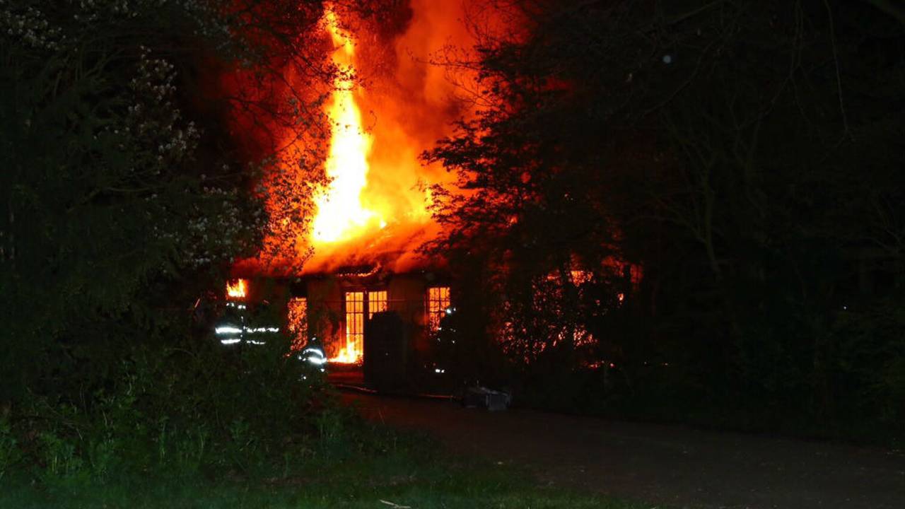 Schuur aan Verdistraat Oss in brand (foto: SQ Vision).