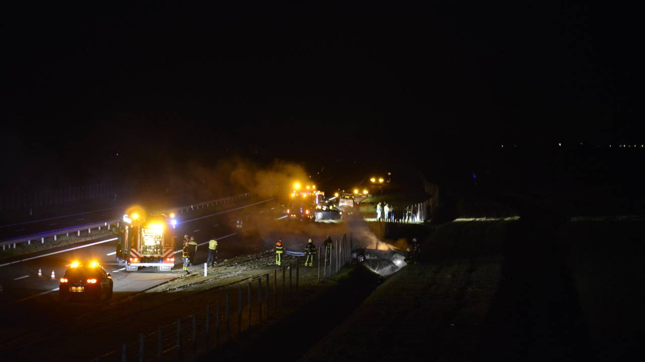 Auto vloog vlak na het ongeval in brand (foto: Marco Verhage).