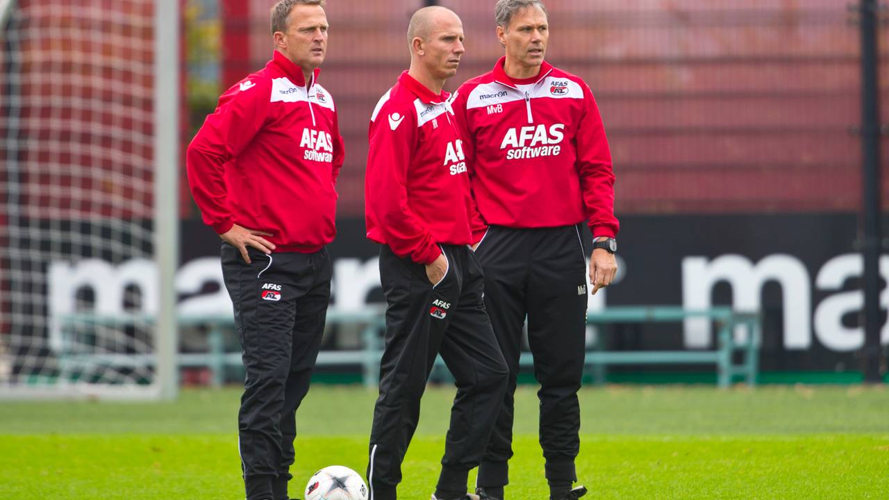 Reinier Robbemond (midden) nieuwe trainer FC Oss (bron: VI Images)
